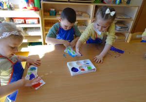 06 Dzieci kolorują papierowe skarpetki